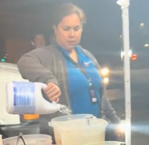 Mujer vaciando legía en alimentos