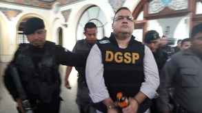 javier duarte, exgobernador de veracruz, escoltado por policías