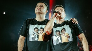 Jorge Medina y Josi Cuen cantando 'Juntos' en concierto.