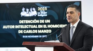 Omar García Harfuch en conferencia de prensa de seguridad frente a un podio hablando sobre el asesinato de Carlos Manzo