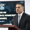 Omar García Harfuch en conferencia de prensa de seguridad frente a un podio hablando sobre el asesinato de Carlos Manzo