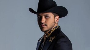 Christian Nodal, cantante mexicano que libró su proceso legal tras ser acusado de falsificación de documentos por Universal Music.
