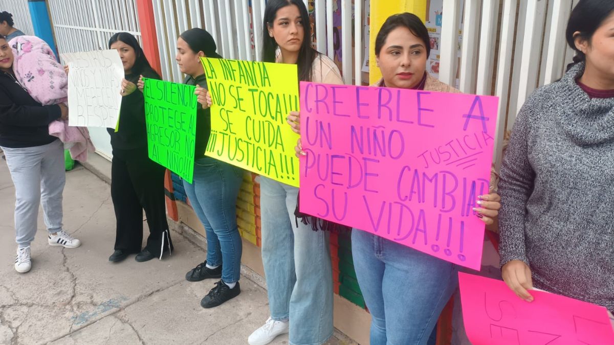 Grupo de madres de familia del kinder Maxtla de Durango, exigen justicia con pancartas de colores, tras el caso de presunto abuso sexual en contra de un menor.