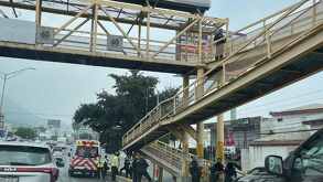 Movilización por caída de mujer de puente peatonal en avenida Leones.