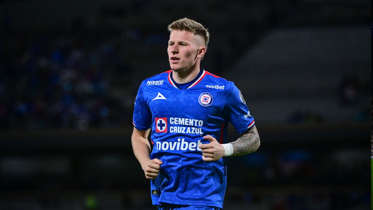 Mateusz Bogusz en un partido con Cruz Azul
