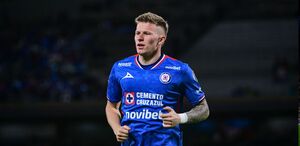 Mateusz Bogusz en un partido con Cruz Azul
