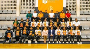 Atletas duranta la toma de foto con sus reconocimientos.