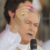 Obispo de Torreón, Luis Martín Barraza Beltrán hablando frente a cámara de los supuesto sacerdotes que bendijeron el mercadito navideño.