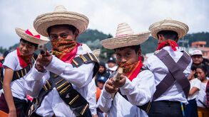 Niños participan en el Desfile en conmemoración del Inicio de la Revolución Mexicana, este 2025.