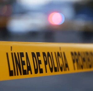 Cinta amarilla de prohibido el paso delante de varias luces de colores