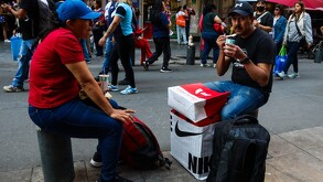 Personas descansando tras caminar en el Centro de la Ciudad de México.