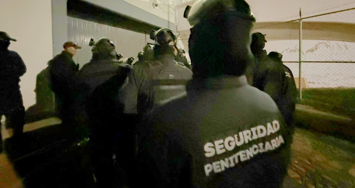 Oficiales de la Policía Penitenciaria de espaldas al interior del Ceinjure en Puerto Vallarta
