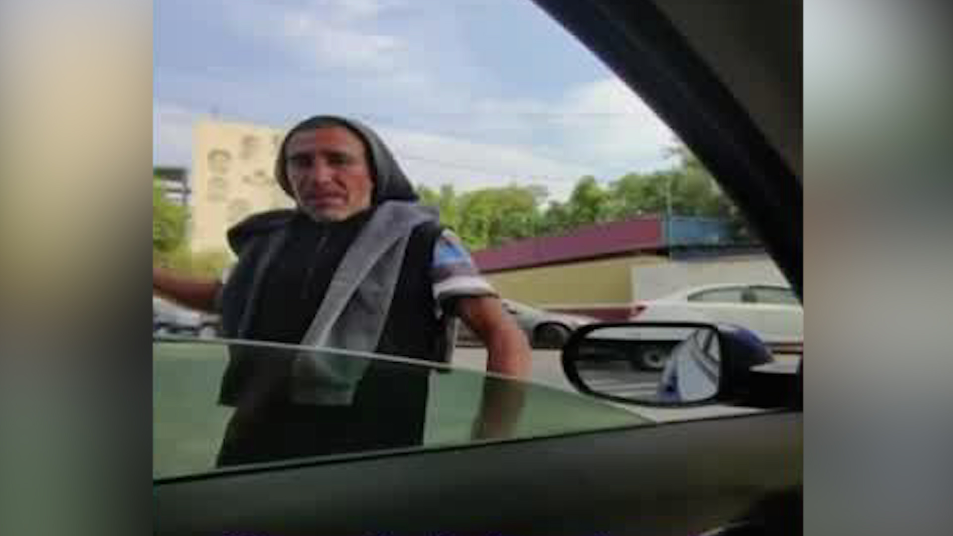 Afuera del Hospital General, en la alcaldía Cuauhtémoc, un hombre le indicó a una conductora que no podía permanecer en el sitio si no pagaba.