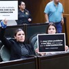 Claudia Caballero con pancarta reclamando por contaminación en Congreso de Nuevo León.