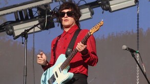 Artista Siddhartha durante su presentación en un festival de música.