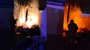 Incendio registrado y fotos de las llamas consumiendo grandes cantidades de cartón.