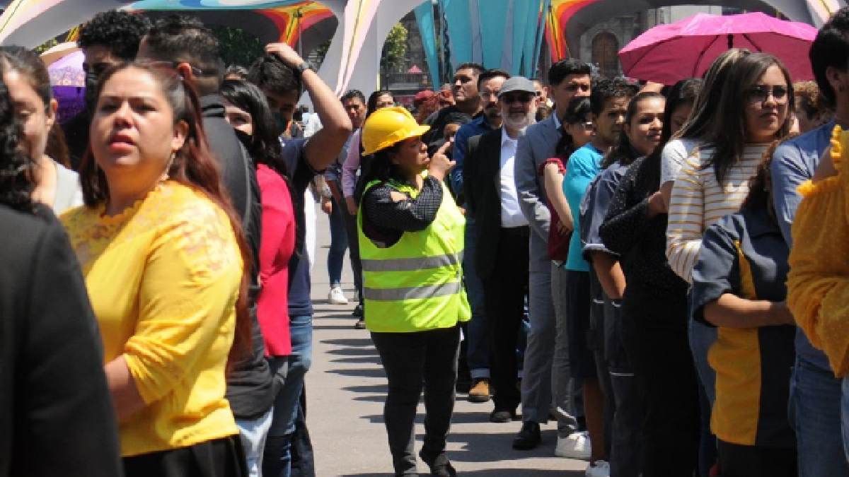 Personas en punto de reunión durante sismo en México