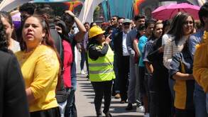 Personas en punto de reunión durante sismo en México