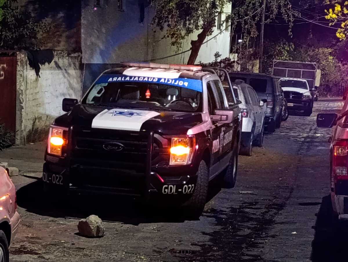 Policías de Guadalajara detienen a un hombre por tirar basura y le terminan encontrando un arma de fuego.