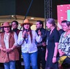 Susy Torrecillas hablando en el festejo del aniversario de Lerdo. Las reinas de la callejoneada, funcionarias y músicos la acompañan en el escenar