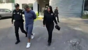 Autoridades de la Ciudad de México deteniendo a 'El Toño', presunto miembro de La Anti Unión.