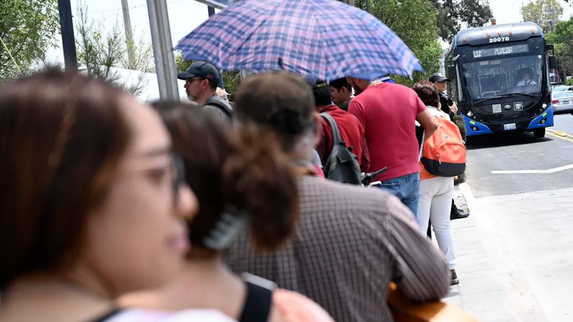 Personas que transitan por esa zona han tenido que buscar alternativas para llegar a sus destinos debido al trafico.