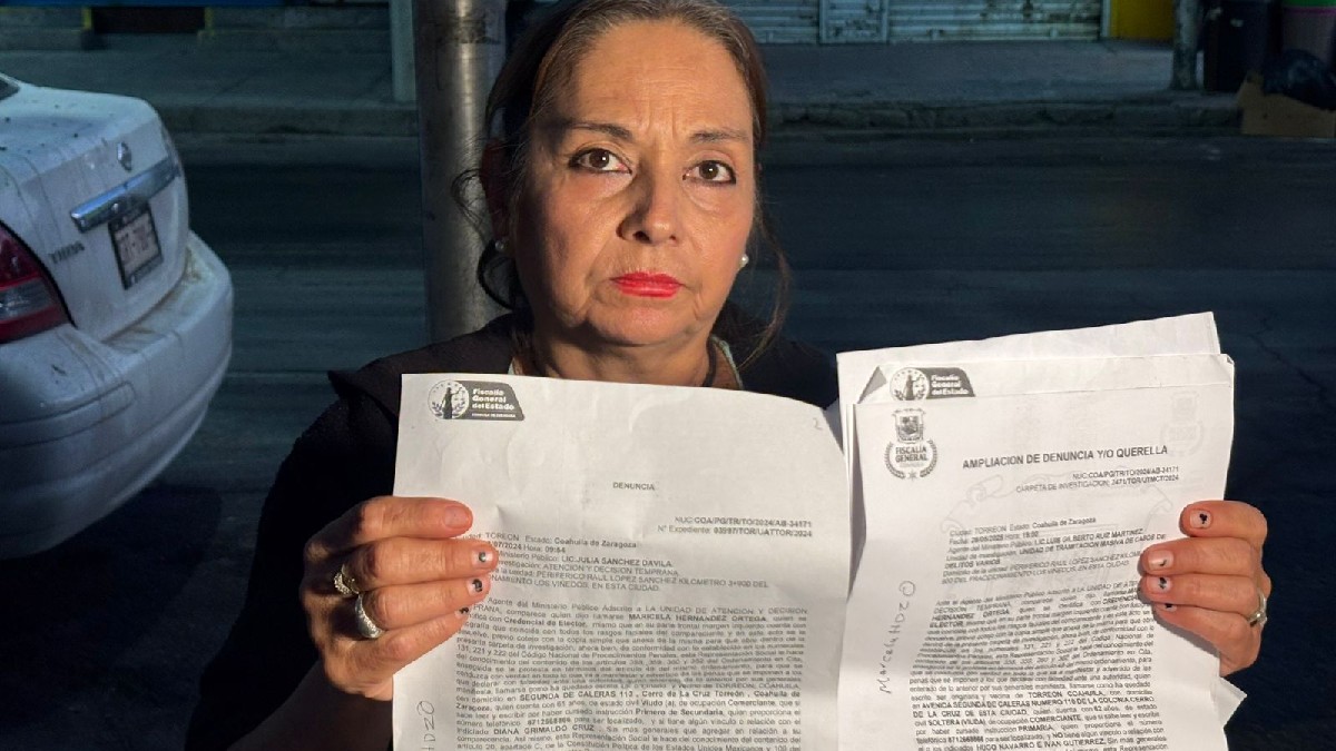 Vendedora de lonches mostrando denuncia.