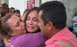 Familiares de detenidos en Jalisco por Marcha de la Generación Z esperando resolución afuera de juzgados en Puente Grande