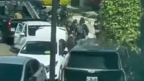 Vehículos aglutinados afuera de un domicilio en Lomas de Angelópolis.