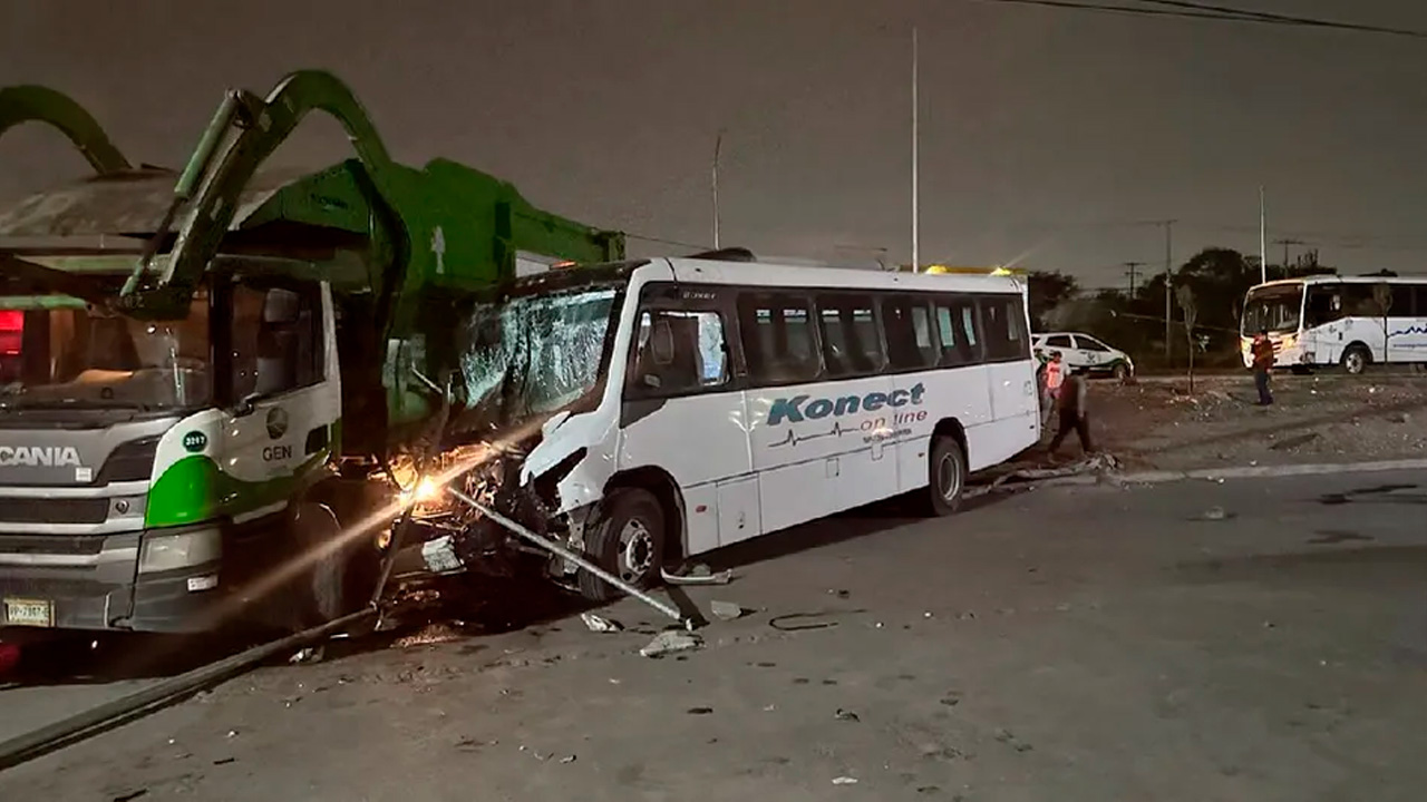Un choque entre un transporte de personal y un camión recolector de basura dejó 15 personas lesionadas durante la madrugada en la carretera Apodaca–Juárez.