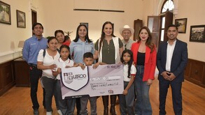 Susy Torrecillas con alumnos de primarias de las comunidades La Loma y Juan José Rojas, entregando apoyos.