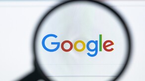 Lupa con las letras de Google de fondo de diferentes colores