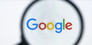 Lupa con las letras de Google de fondo de diferentes colores