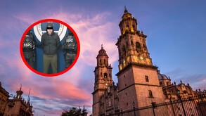 Composición de imagen: primer plano de un detenido (con ojos censurados) esposado, flanqueado por dos agentes de seguridad. El fondo muestra una catedral