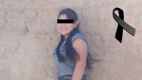 En la imagen se observa una niña con blusa azul, cabello largo y con los ojos cubiertos.