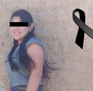 En la imagen se observa una niña con blusa azul, cabello largo y con los ojos cubiertos.