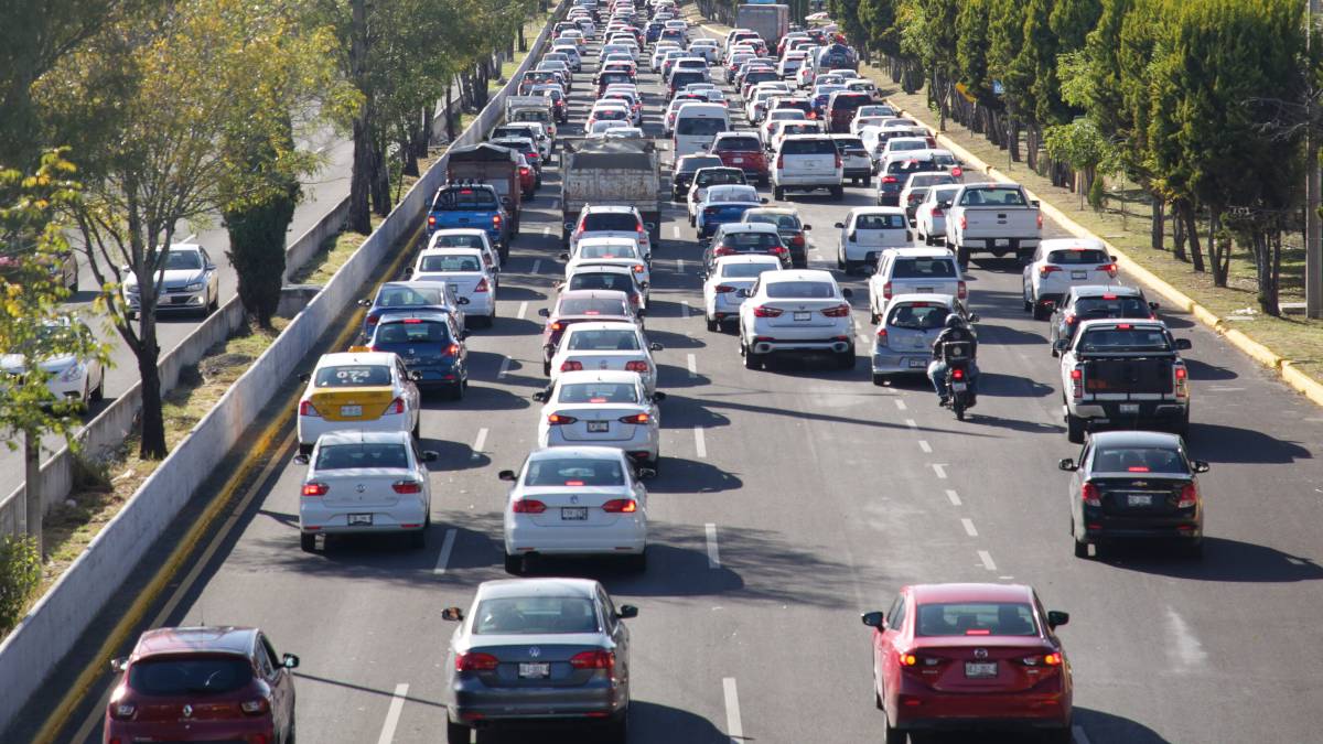 autos sobre la recta a cholula frente al foro cholula del tecate comuna