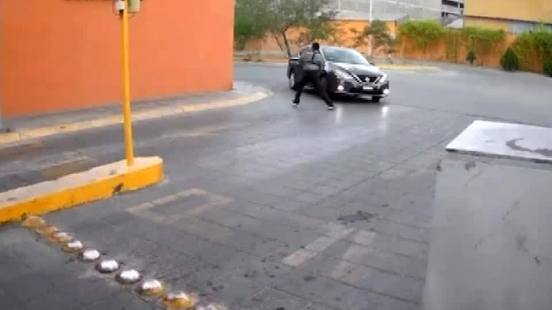 Un conductor de aplicación atentó contra la vida de un vigilante luego de que este no le permitiera entrar a un fraccionamiento.