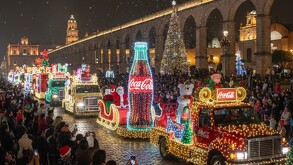 La caravana de Coca Cola recorrerá 14 estados de la República Navideña, siendo el municipio de Querétaro el primero de ellos.