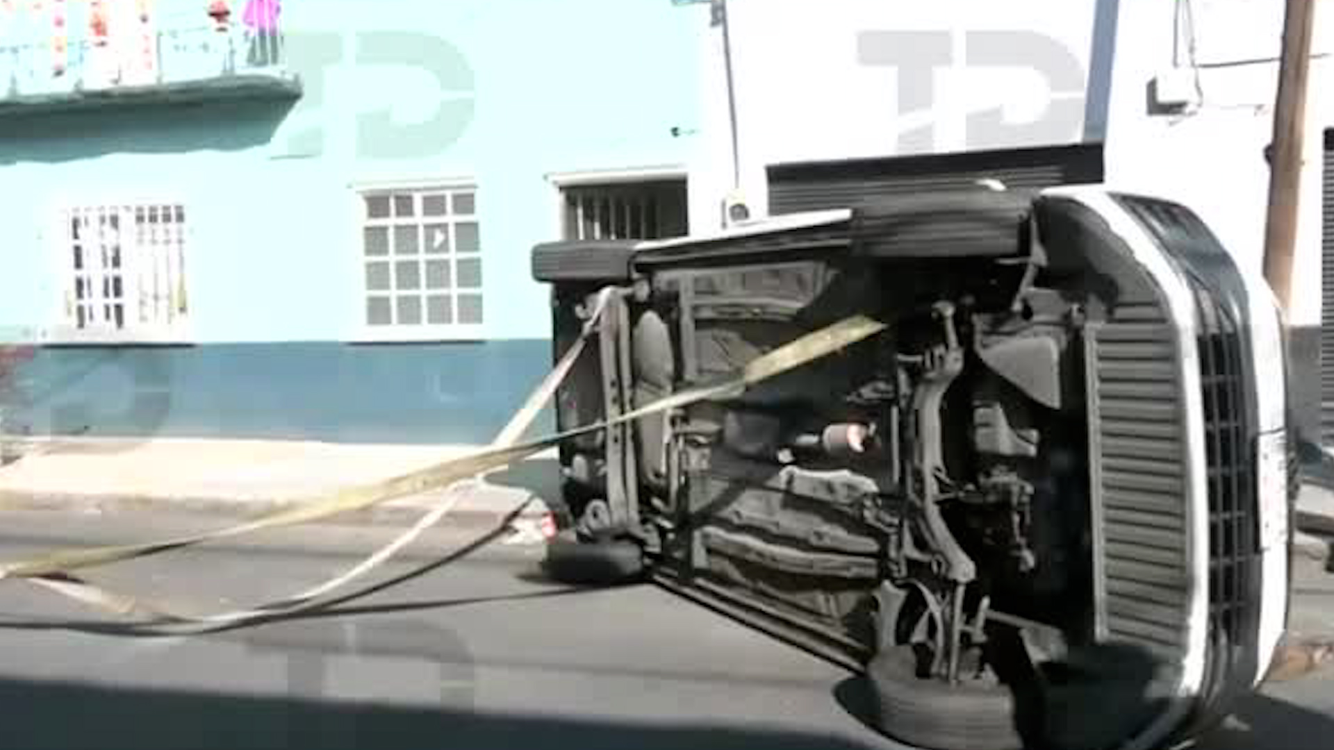 Elementos de la policía capitalina y bomberos arribaron a la zona para realizar maniobras de seguridad.