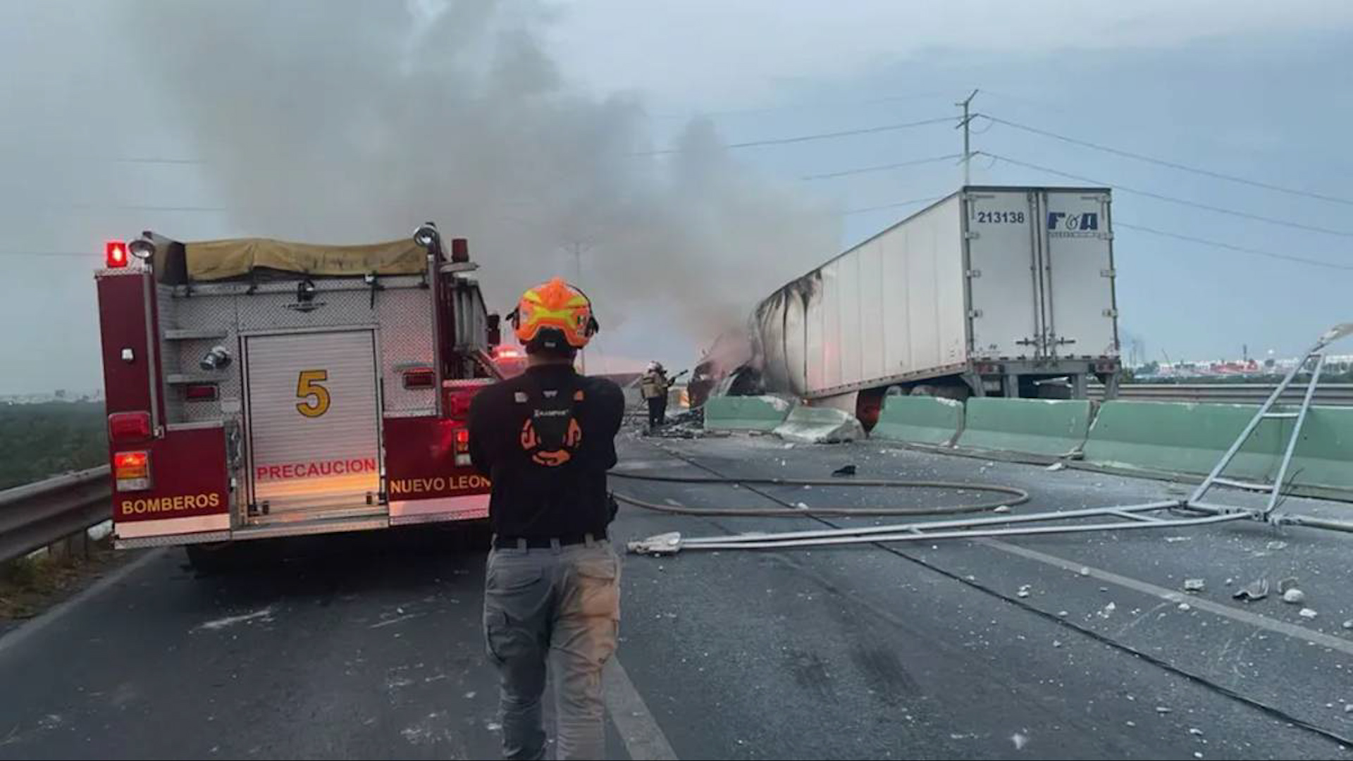 De acuerdo a una fuente un tráiler salió de su carril y se impactó contra un poste de luz, provocando la caída de al menos tres estructuras.