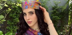 Fátima Busch posando con una gabardina de flores .