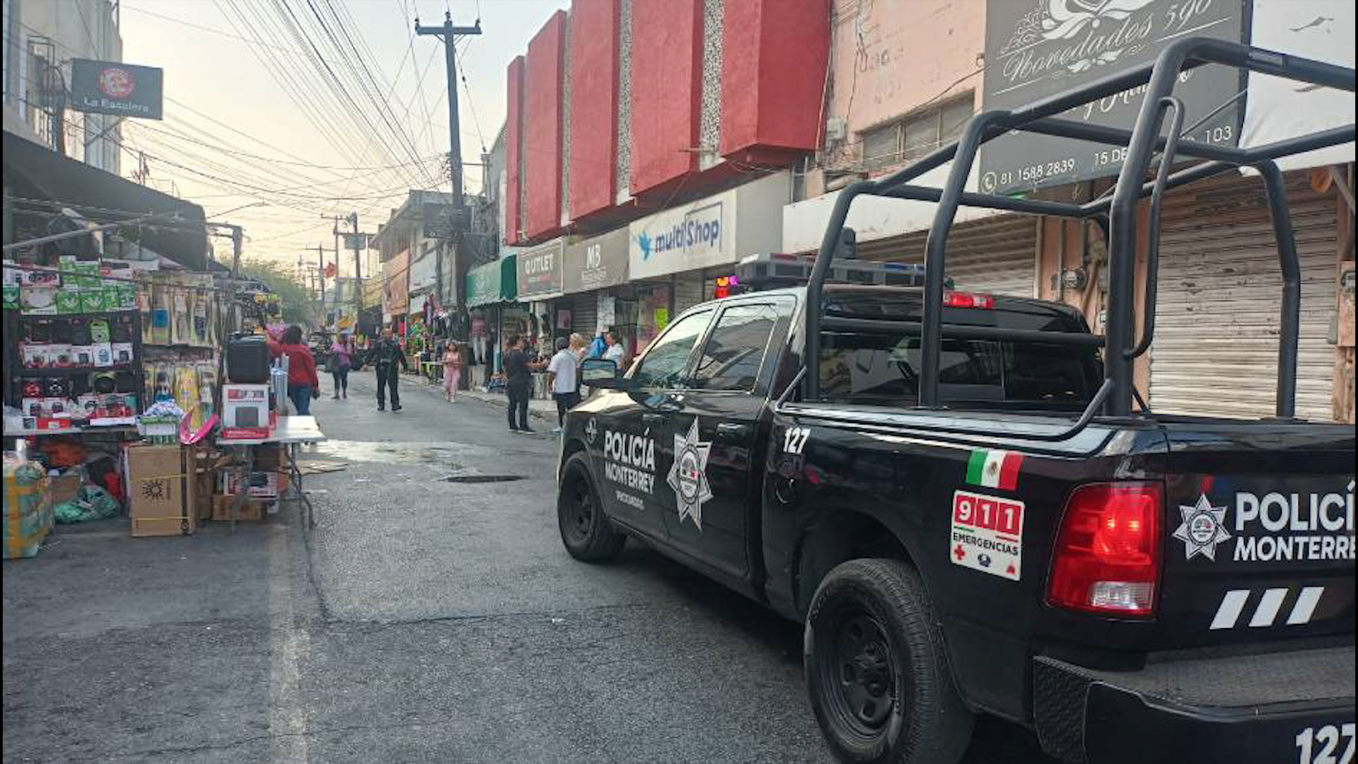 Los hechos se reportaron alrededor de la 1:30 de la tarde cuando comerciantes y transeúntes escucharon por lo menos tres detonaciones.