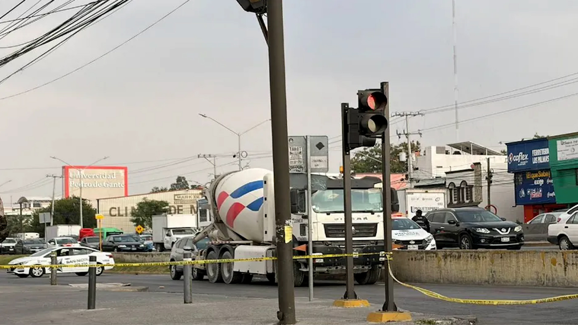 De acuerdo con testigos, la víctima fue sorprendido por dos hombres a bordo de una motocicleta sobre Avenida Rómulo Garza.