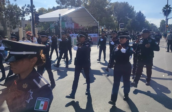 Elementos de las corporaciones de seguridad y de Protección Civil realizaron demostraciones sobre trabajos de rescate en alturas durante el desfile de la Revolu