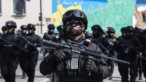 un policía participa en el desfile de la revolución mexicana en puebla