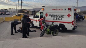 Paramédicos atendiendo a motociclista con fractura expuesta tras accidente en carretera Mieleras.