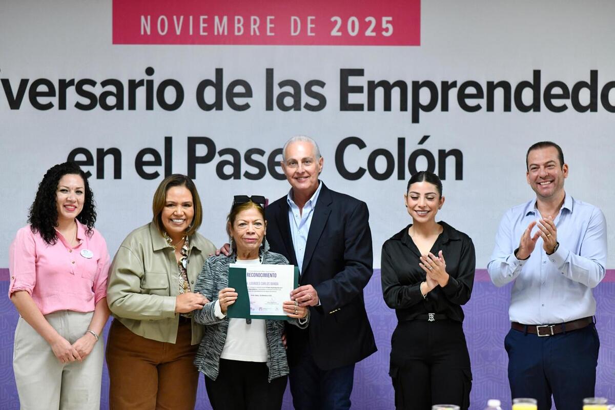 Roman Alberto entregando reconocimientos a las mujeres emprendedoras de la ciudad de Torreón