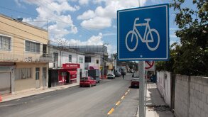 Señal de ciclovía para el tránsito exclusivo de bicicletas en Puebla.