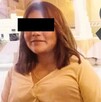 Se observa a una adolescente con vestido café y un moño negro de luto.
